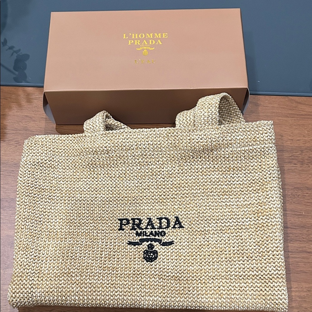 Prada - Picture 5 of 5